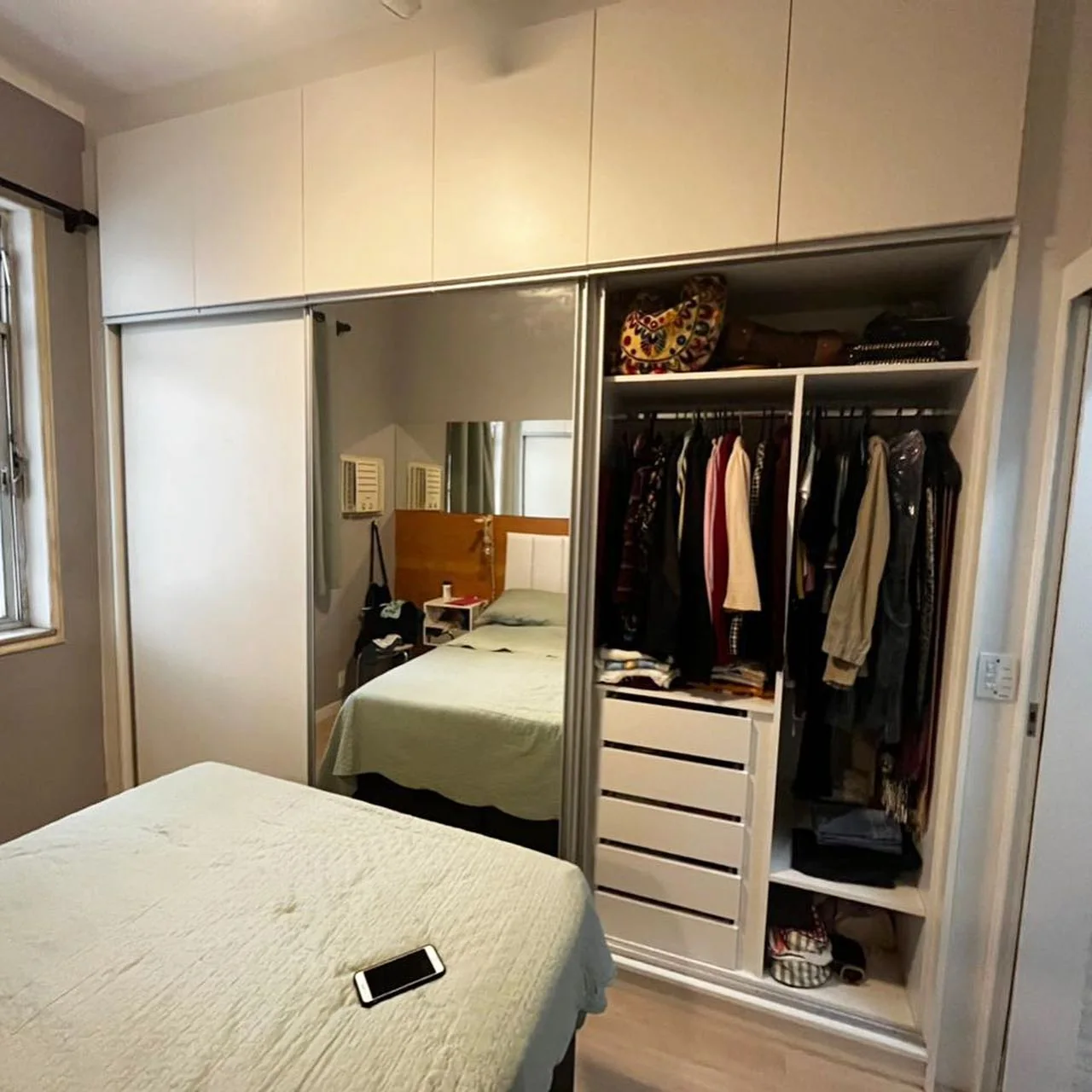 Closet sob medida com portas espelhadas e organização interna