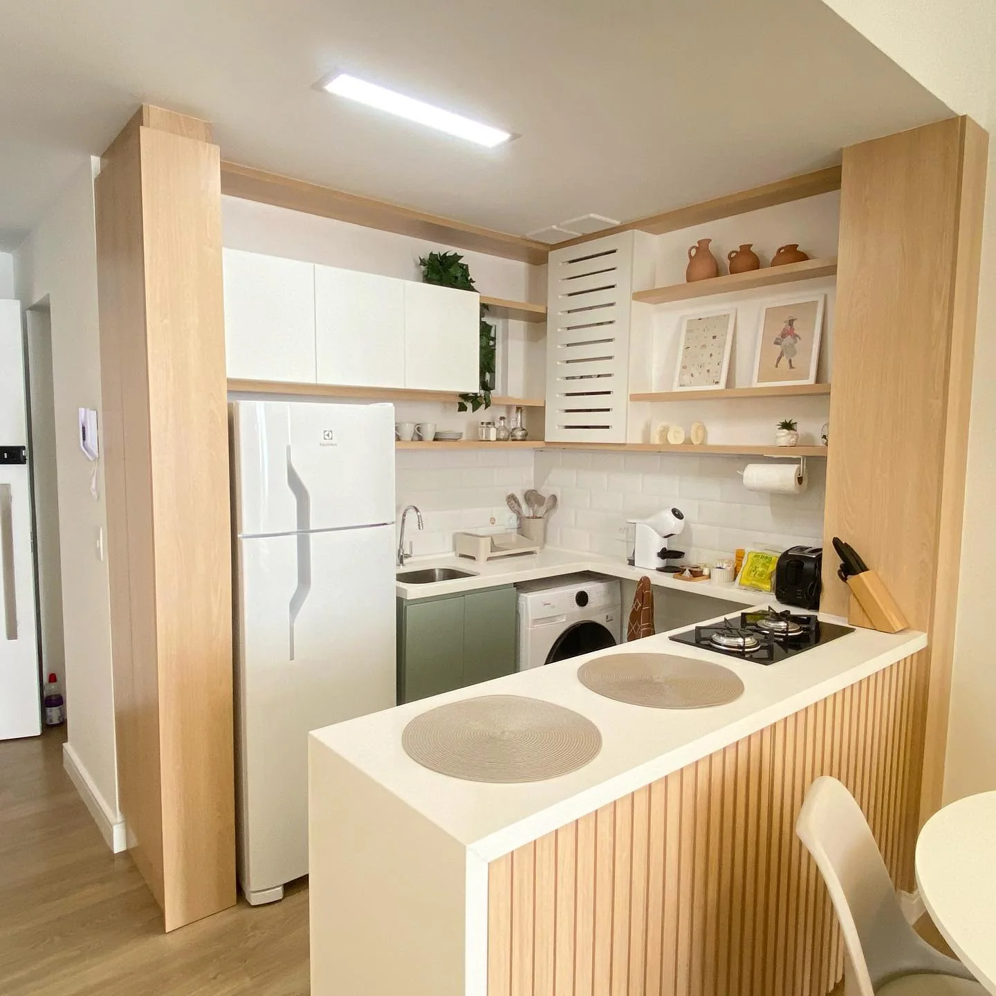 Cozinha planejada clara executada pela Projeth