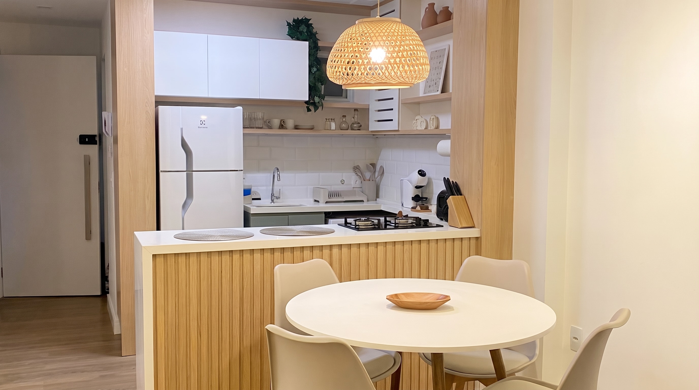 Cozinha integrada sob medida executada pela Projeth